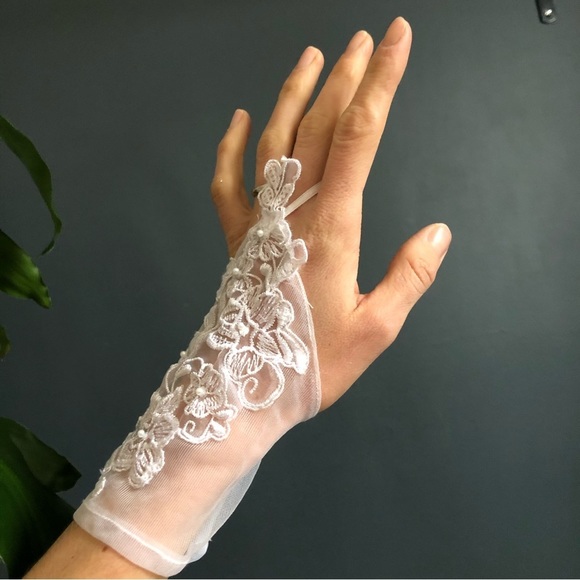 Custom Tailored Women’s Lace Corset White Wedding Dress w/cape and gloves Sz M - Picture 9 of 17